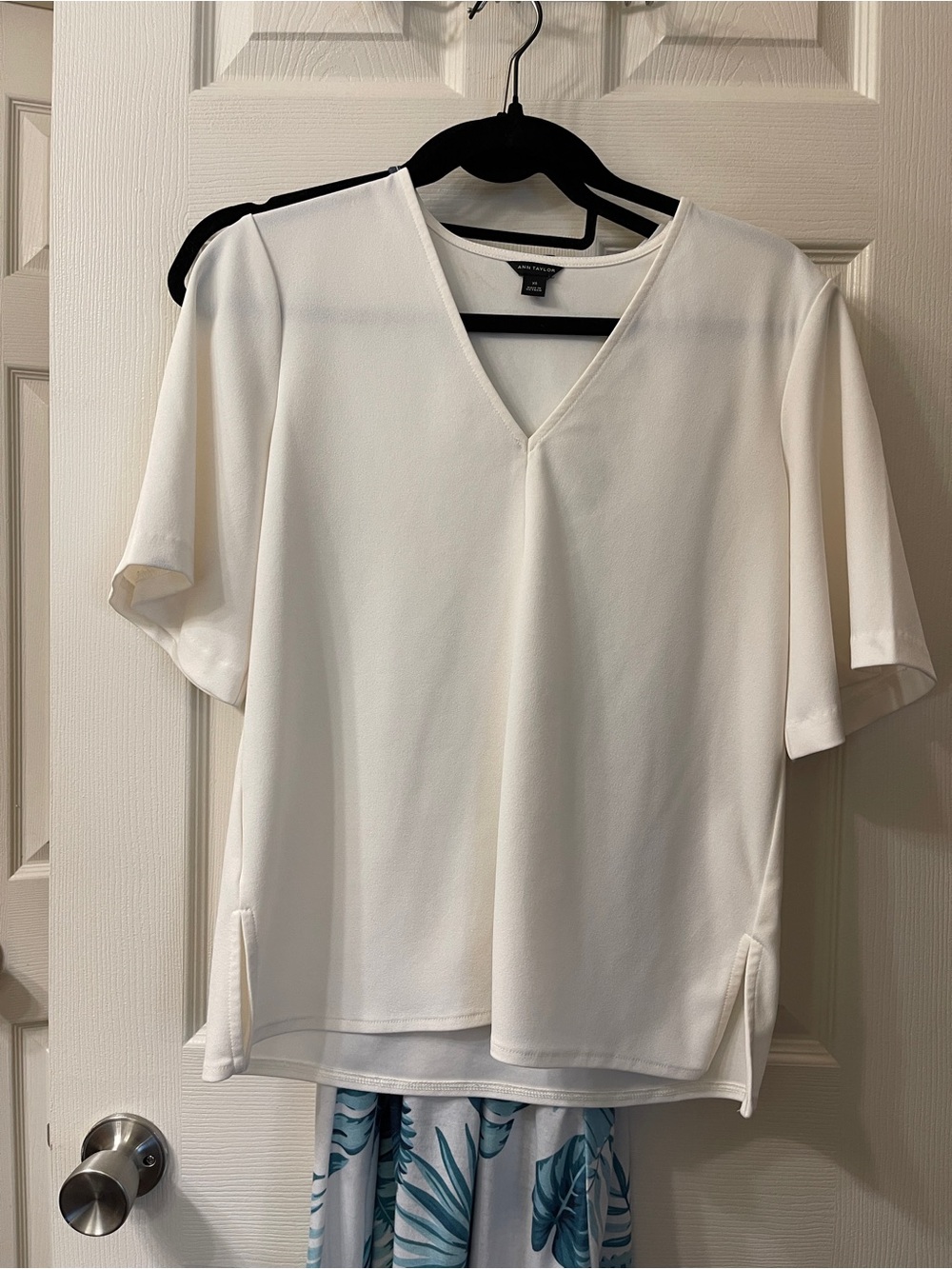 Women’s V-Neck Short Sleeve Top - White